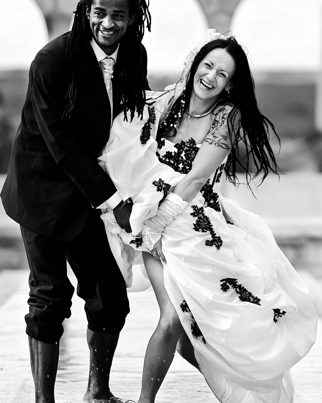 Portrait de mariée en noir et blanc avec bouquet réalisé à Périgueux