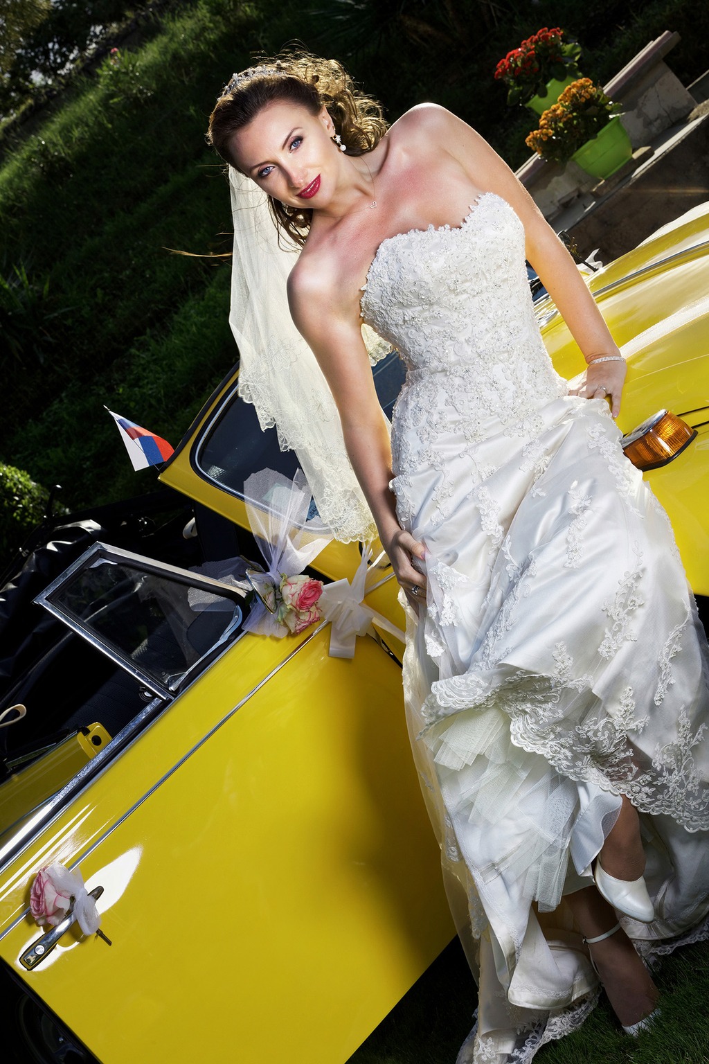 Portrait de mariée avec voiture de collection réalisé en Dordogne