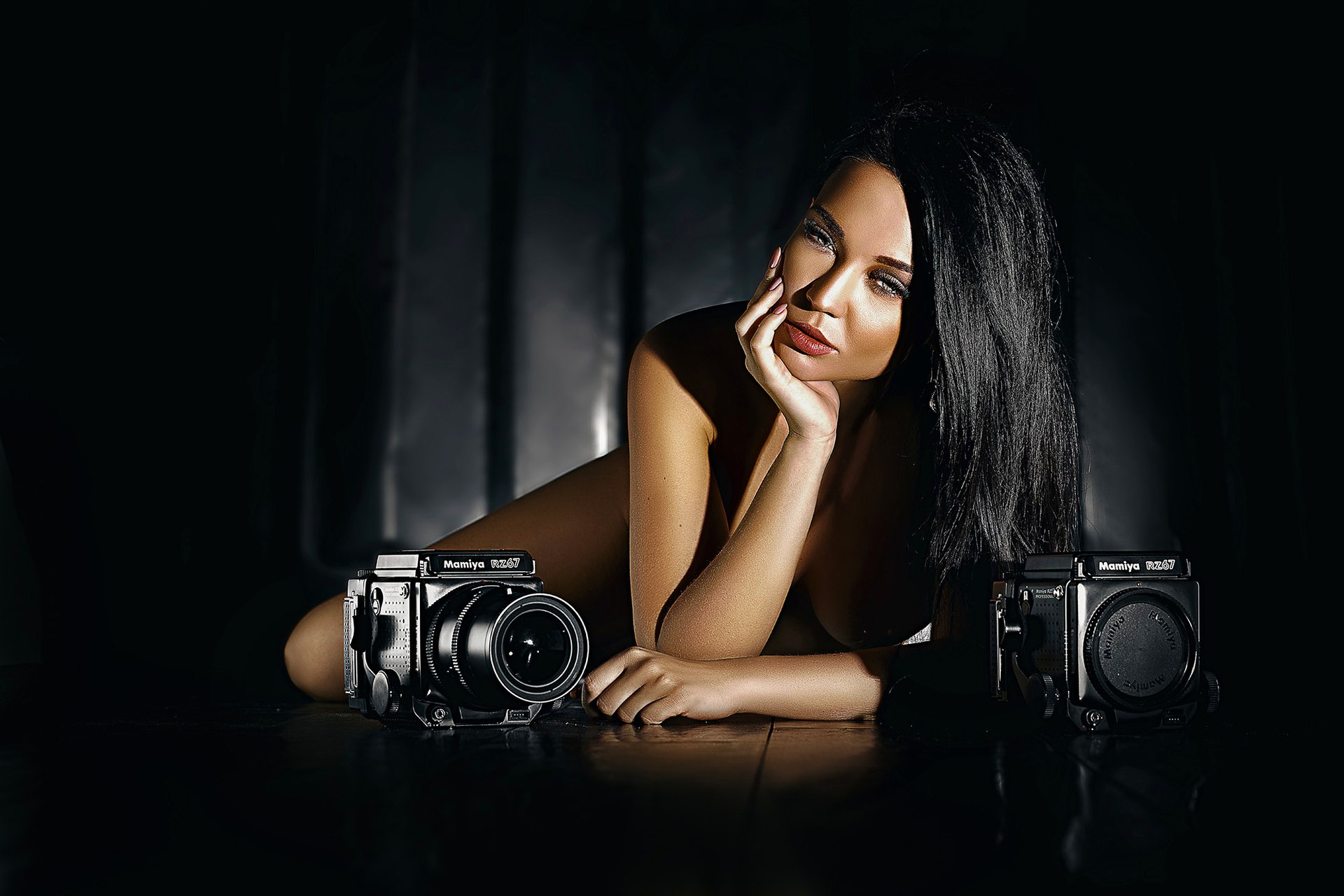 Portrait éditorial en clair-obscur avec deux Mamiya RZ67 pour un client de Périgueux