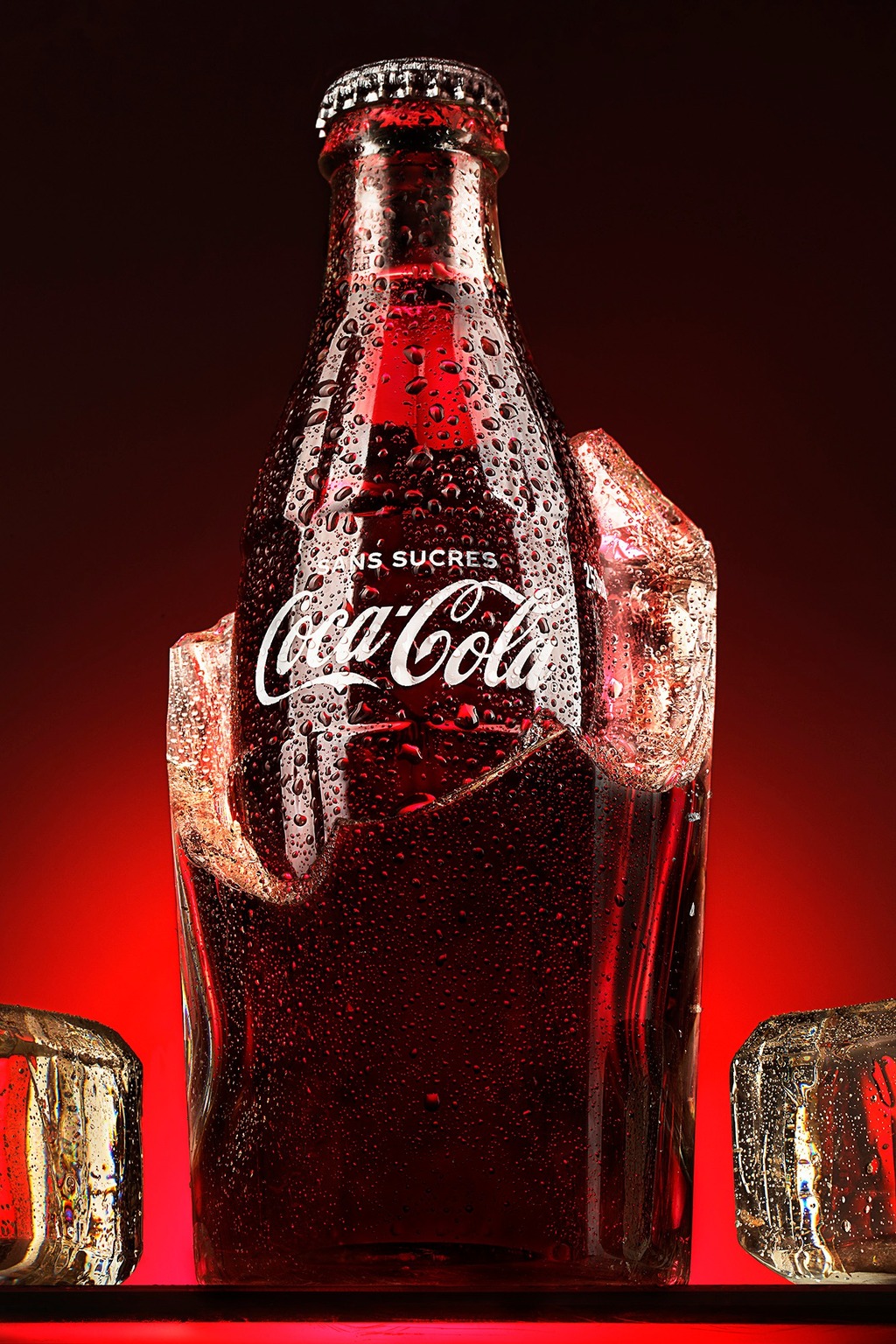 Packshot publicitaire de bouteille de soda sur glace, photographie produit en studio mobile à Périgueux